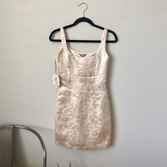 BB Dakota Dresses & Skirts - BB DAKOTA NWT Metallic Brocade Sheath Dress